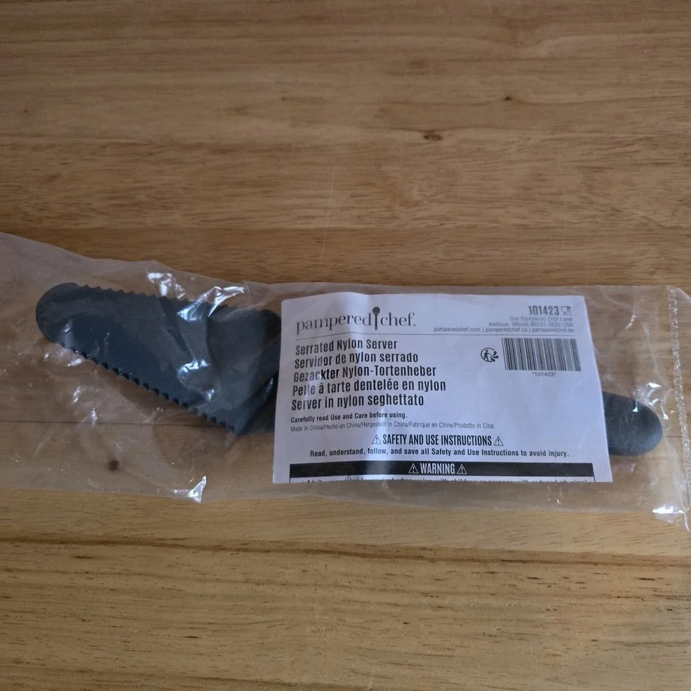 Pampered Chef Serrated Nylon Server‎ 101423 Black Pie Cake Dessert Cutter NEW